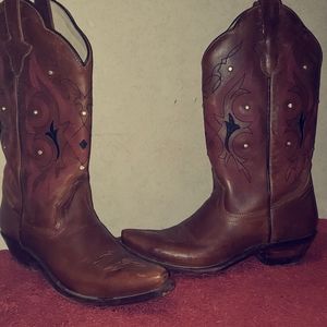 Gypsy rose size cowgirl rhinestone boots.